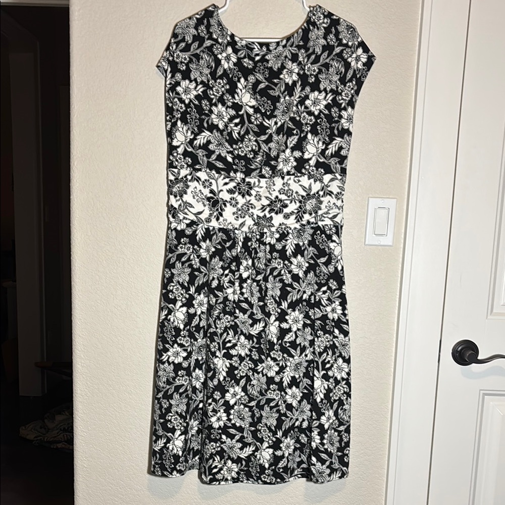 Land’s End‎ Floral Black and White Dress - Picture 2 of 7